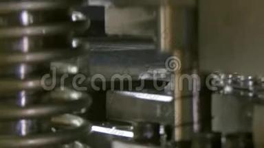 工业数控机床上金属薄板的切削孔穿孔冲压。